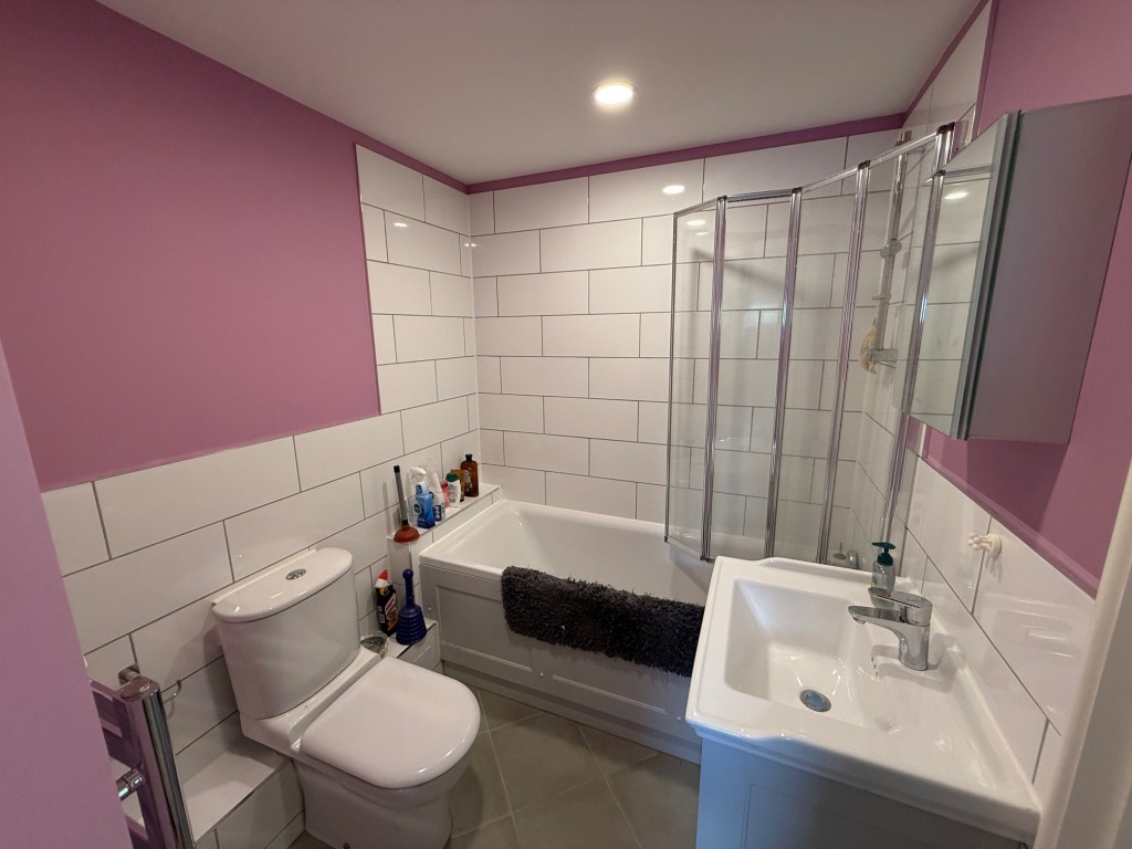 Lot: 55 - FLAT FOR INVESTMENT OR OCCUPATION - Bathroom with modern suite